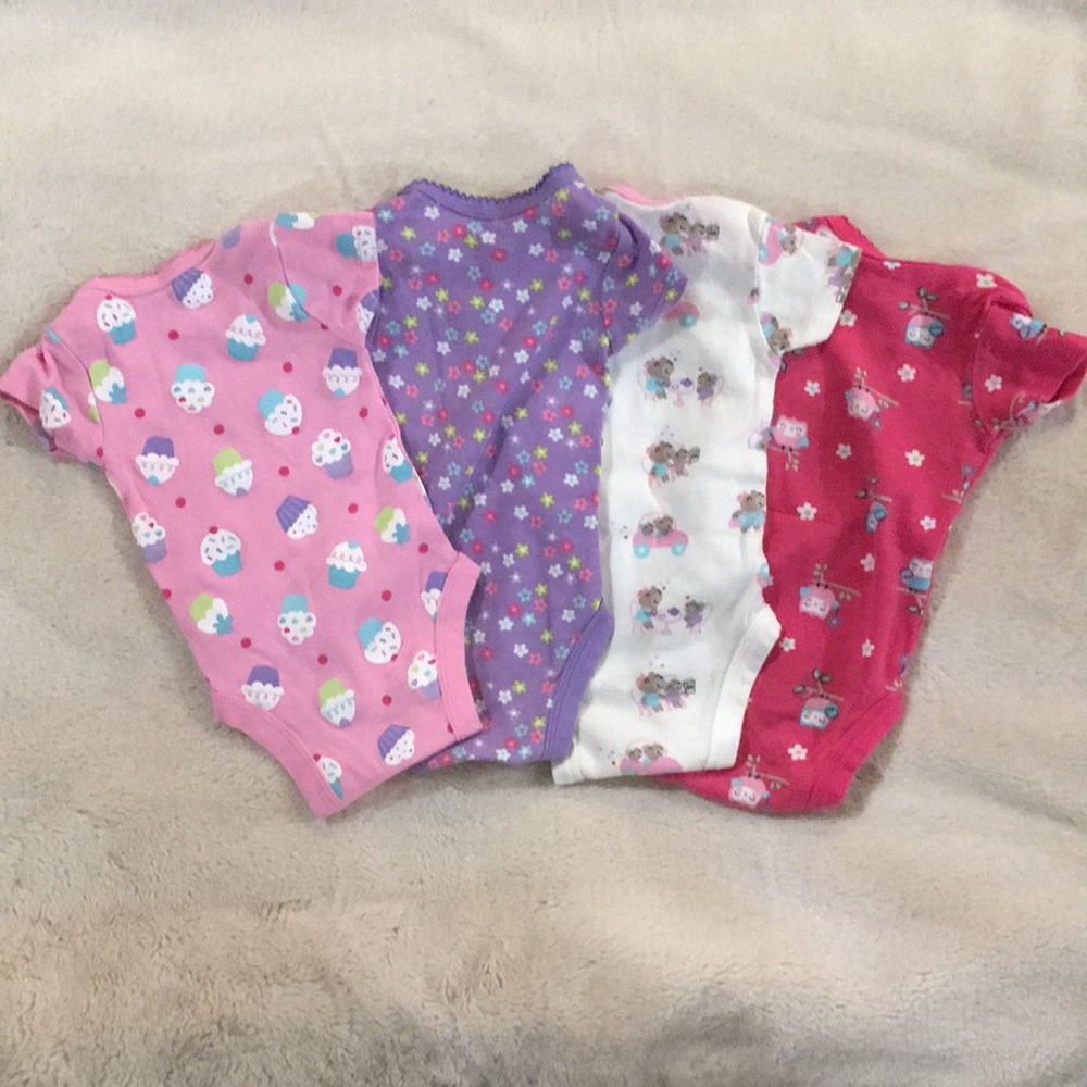 4 Onesies brand bodysuits - Picture 6 of 6